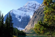 英超豪强对抗势均力敌,惊险战况