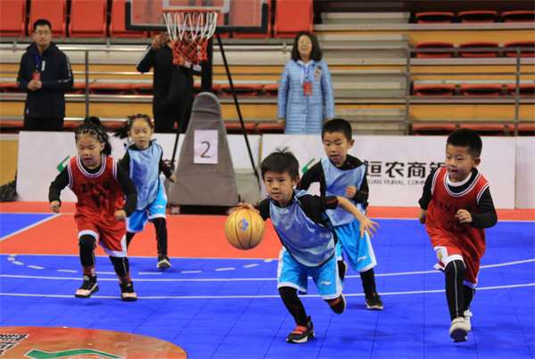 九游娱乐登录-包含青少年篮球培训营火热报名中，教练团队实力强大的词条